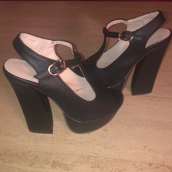 Black. Sexy, high heeled platforms. - Picture 1 of 5